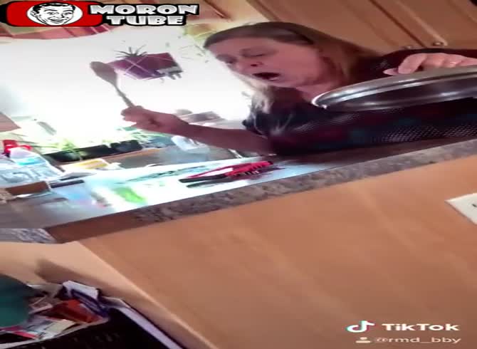 Video :A telephone tout who seeks to exploit imprisonment is retaliated upon by a lady